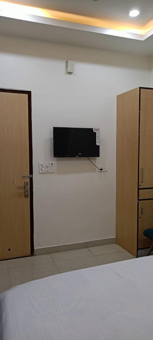 Hotel Saffron Meerut Bagian luar foto