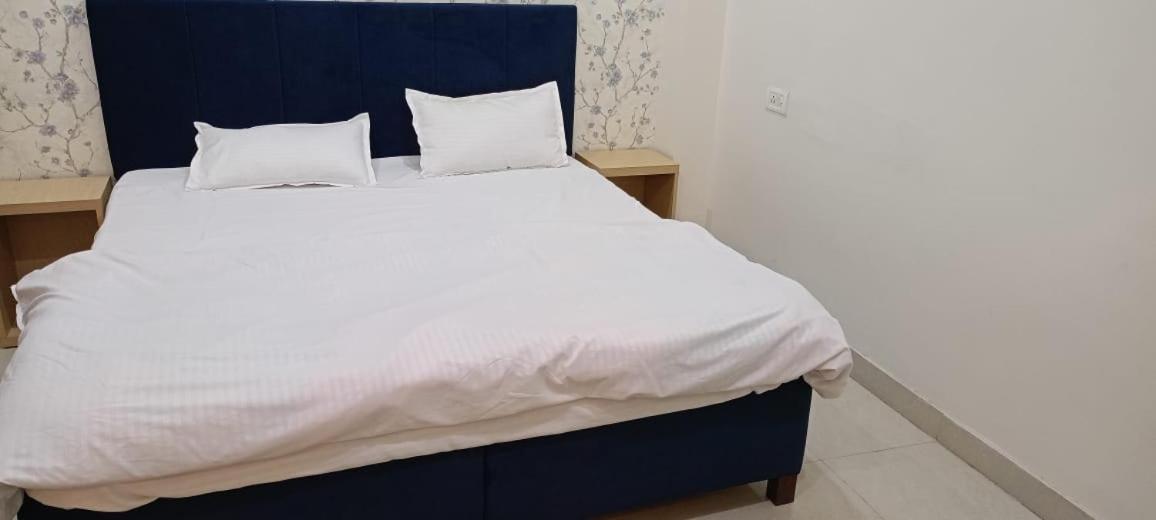 Hotel Saffron Meerut Bagian luar foto
