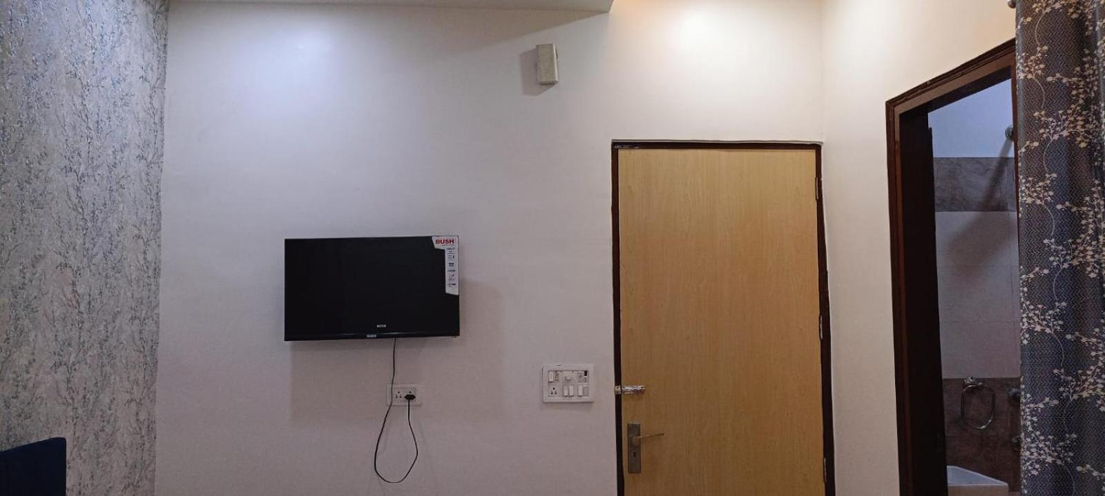 Hotel Saffron Meerut Bagian luar foto