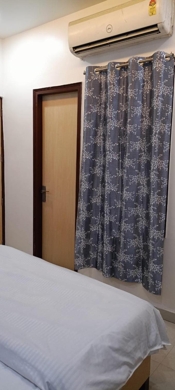 Hotel Saffron Meerut Bagian luar foto